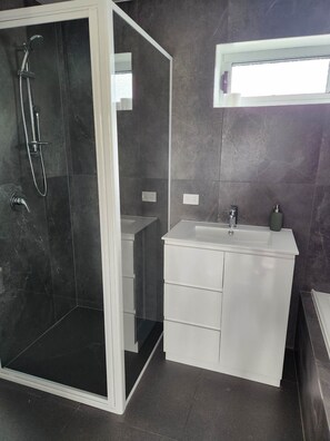 Free toiletries, hair dryer, towels - Budget on the Lake (Hamilton)