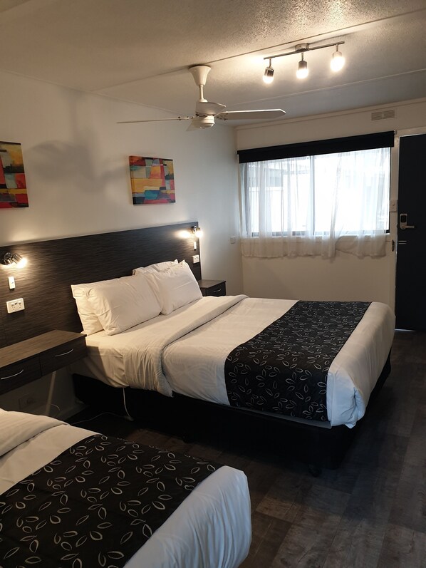 Blackout curtains, free WiFi, bed sheets - Budget on the Lake (Hamilton)