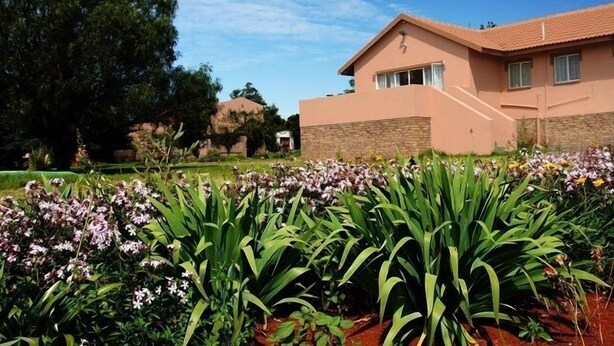 Un edificio moderno de dos pisos con techo plano y base de piedra.