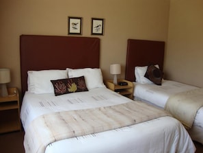 Twin Room | Blackout curtains, free cots/infant beds, free WiFi, bed sheets - Gateway Guest House (Benoni)