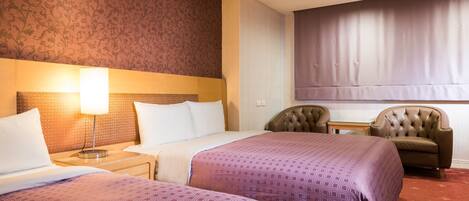 Habitación cuádruple ejecutiva, 2 camas matrimoniales | Minibar, escritorio, insonorización y cunas gratuitas