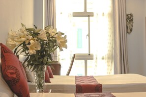 华丽三人房 | 迷你吧（备有免费物品）、客房内保险箱、办公桌、隔音