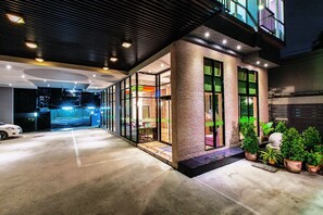 Pintu masuk properti