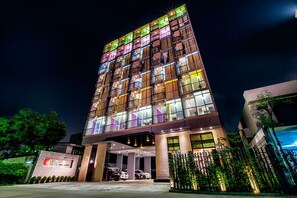 Front of property – evening/night - D Day Suite Ladprao (Bangkok)