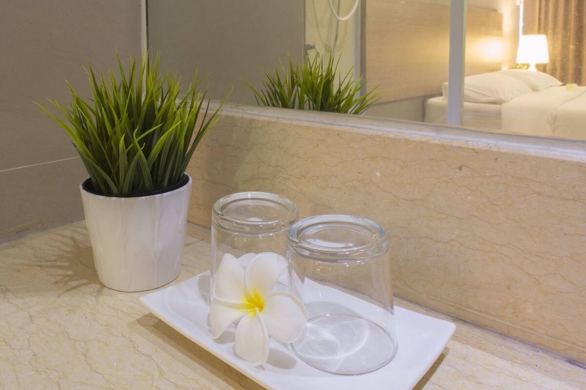 Standardzimmer | Badezimmer | Dusche, kostenlose Toilettenartikel, Handtücher