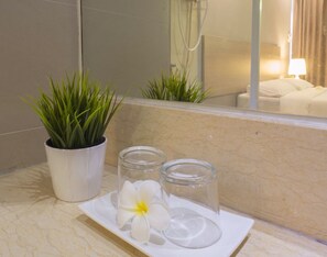 Kamar Standar | Kamar mandi | Shower, perlengkapan mandi gratis,  dan handuk