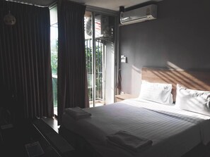 Desk, blackout curtains, WiFi, bed sheets - D Day Suite Ladprao (Bangkok)