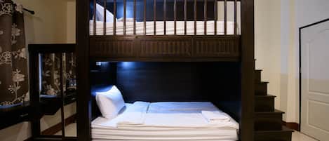 Family Room | Desk, free WiFi, bed sheets