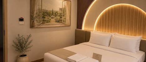 King Double Suite | Desk, WiFi (free), bed sheets