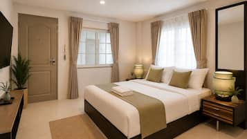 Una habitación de hotel con cama, lámparas de noche, televisor, puerta y ventana con cortinas.