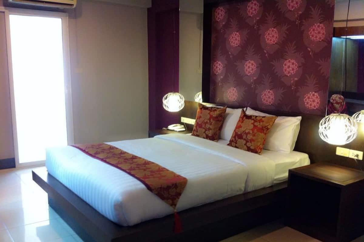 Escritorio, wifi gratis y ropa de cama