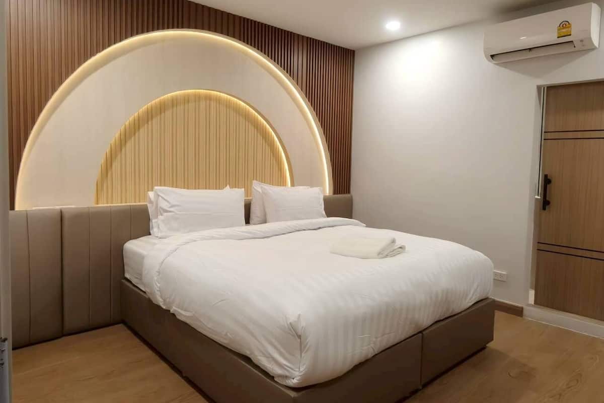 Escritorio, wifi gratis y ropa de cama