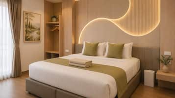 Un dormitorio moderno con una cama grande, mesitas de noche, un armario empotrado y una lámpara fijada a la pared.
