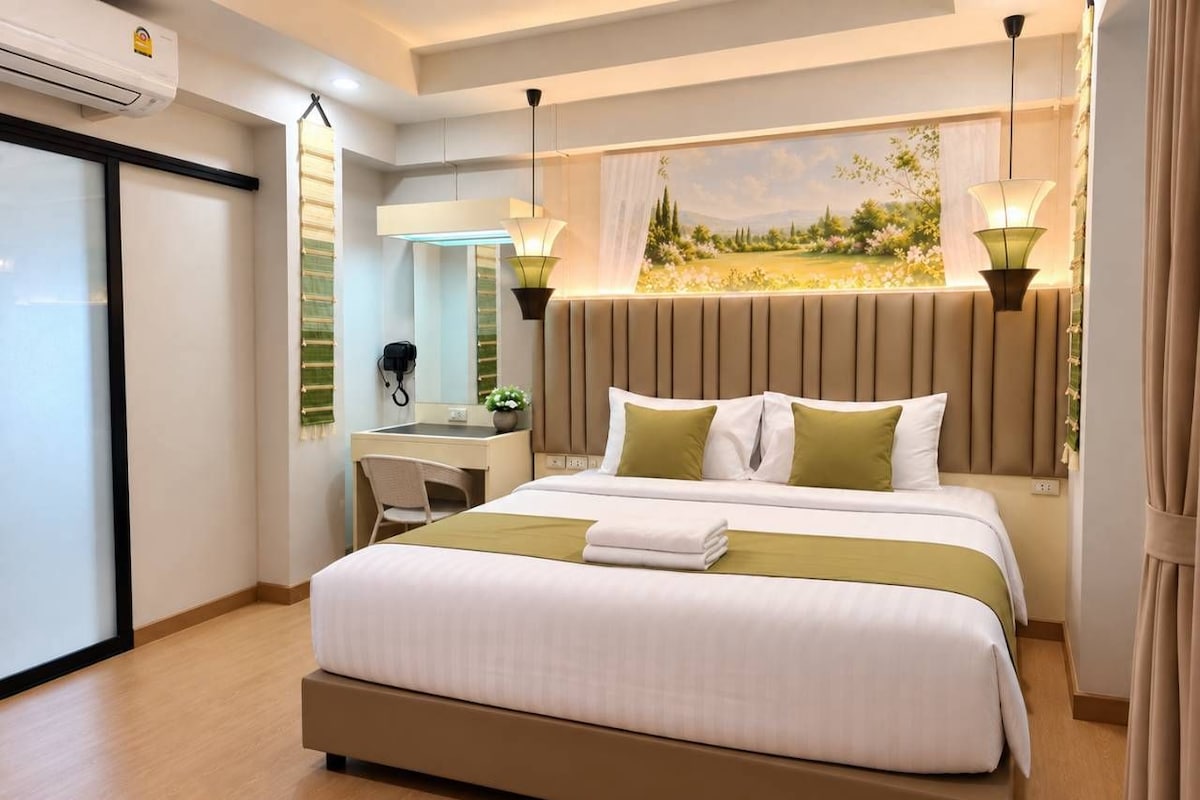Standard Queen Room | Desk, WiFi (free), bed sheets