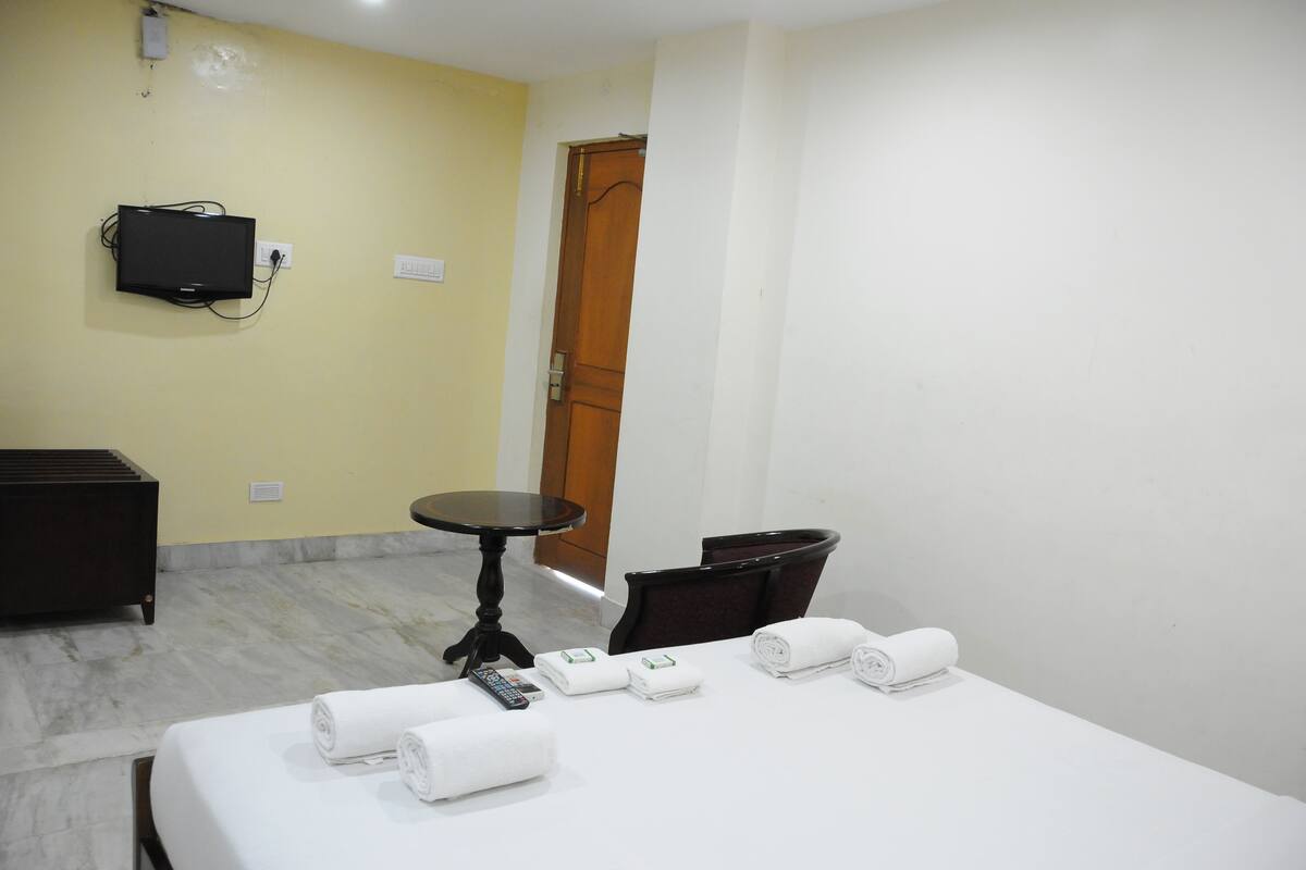 Premium bedding, desk, laptop workspace, rollaway beds