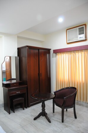 LCD TV - Lloyds Guest House - US Consulate (Chennai)