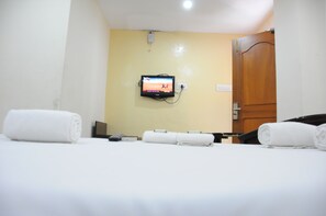 Premium bedding, desk, laptop workspace, rollaway beds - Lloyds Guest House - US Consulate (Chennai)