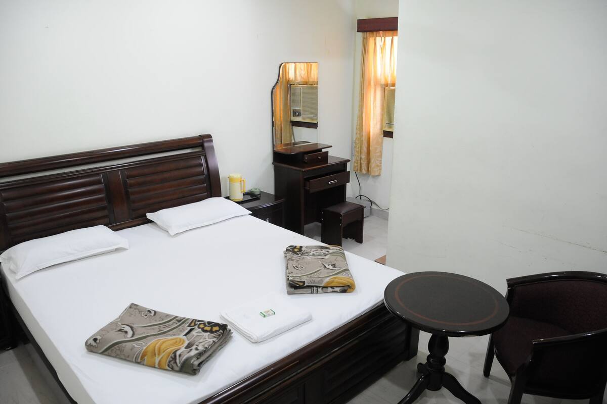 Premium bedding, desk, laptop workspace, rollaway beds (surcharge)