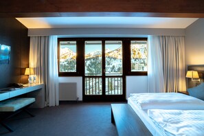 Superior tweepersoonskamer, 1 queensize bed | Een gratis minibar, een kluis op de kamer, een bureau