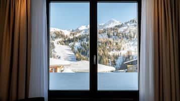 Deluxe Studio | 1 bedroom, free minibar, in-room safe, desk