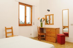 In-room safe, desk, laptop workspace, free cribs/infant beds - Residence Oasis (Alghero)
