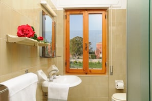 Doccia, soffione a pioggia, bidet, asciugamani