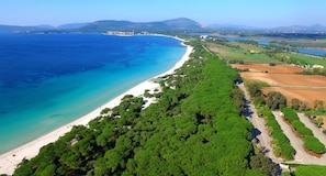 Una spiaggia nelle vicinanze, sabbia bianca, lettini da mare, ombrelloni