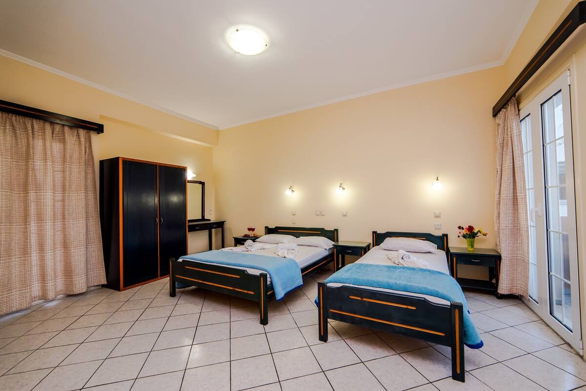 Studio (Triple) | Free cots/infant beds, free WiFi