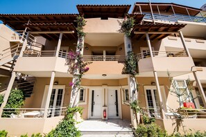 Property entrance - Nirvana Studios and Apartments (Georgioupolis)