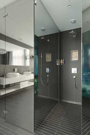 Junior-suite - 1 kingsize-seng | Badeværelse | Brusehoved med spredningseffekt, gratis toiletartikler, hårtørrer