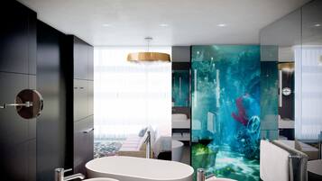 Quarto luxo, 1 cama King, para não fumantes | Banheiro | Chuveiro com efeito de chuva, produtos de toalete grátis