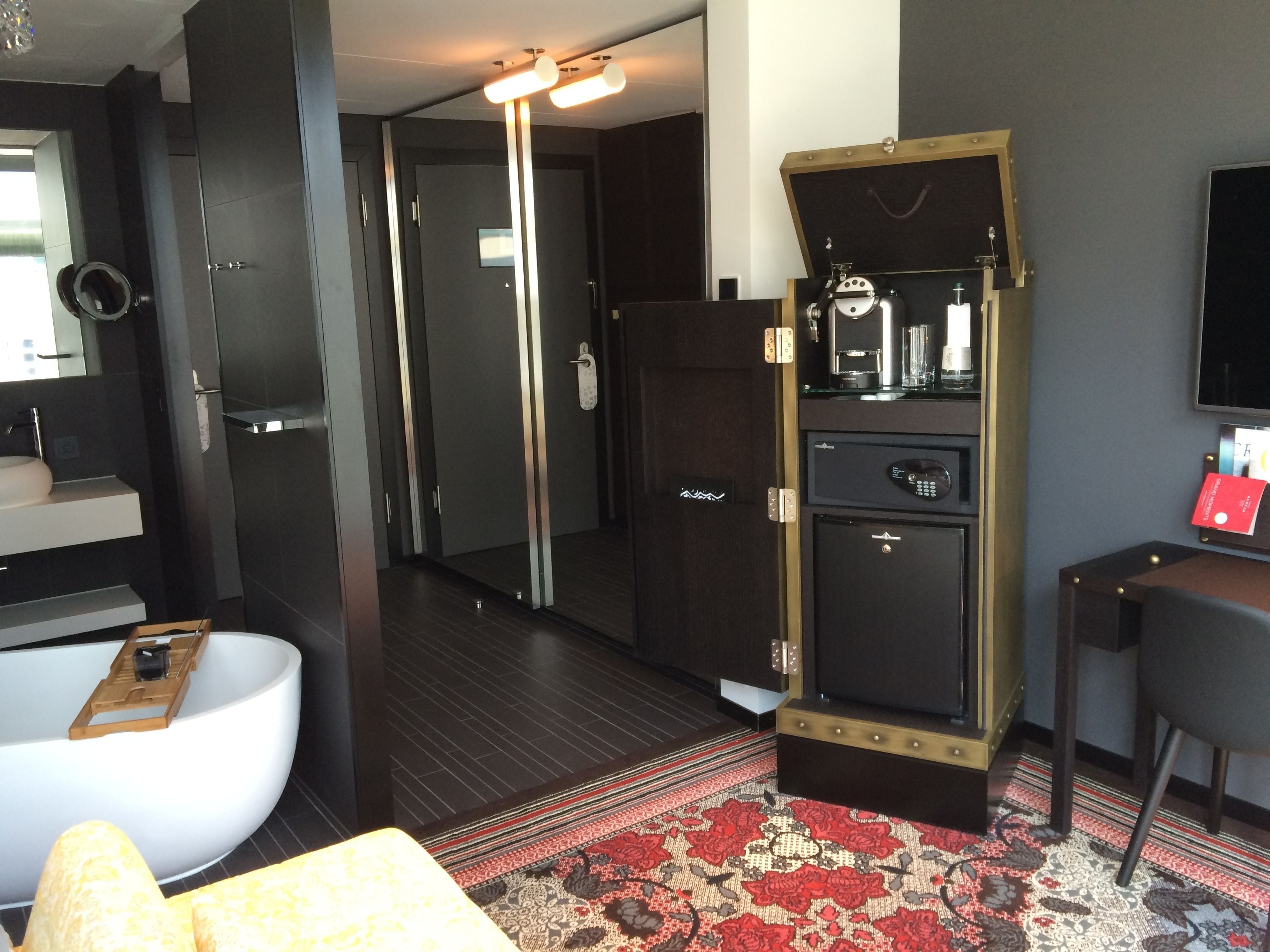 deluxe room, 1 king bed, non smoking | 1 bedroom, premium bedding, minibar, in-room safe