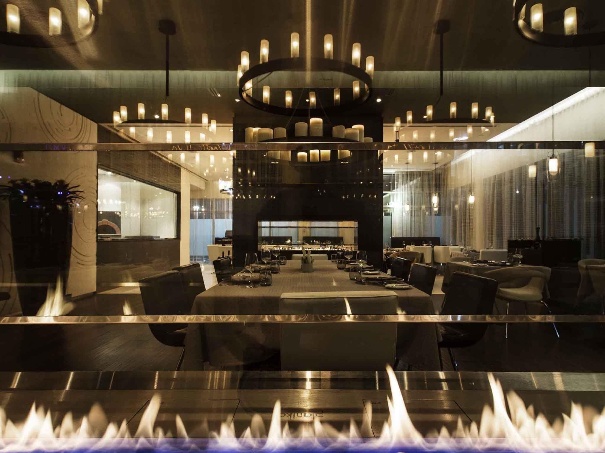 3 restaurants, breakfast, lunch, dinner served; international cuisine