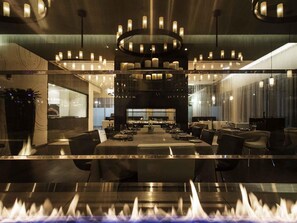 3 restaurants, breakfast, lunch, dinner served; international cuisine - Pullman Dubai Jumeirah Lakes Towers - Hotel and Residence (Dubai)