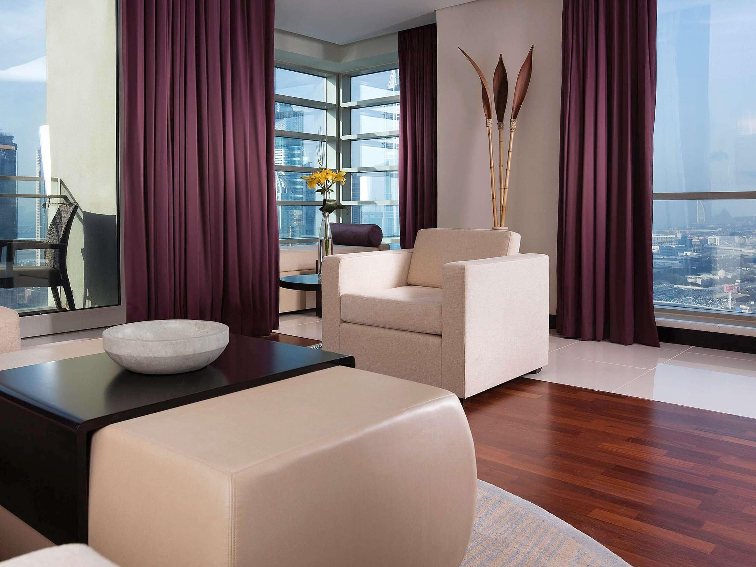 Ropa de cama de alta calidad, colchones con pillow-top y minibar 