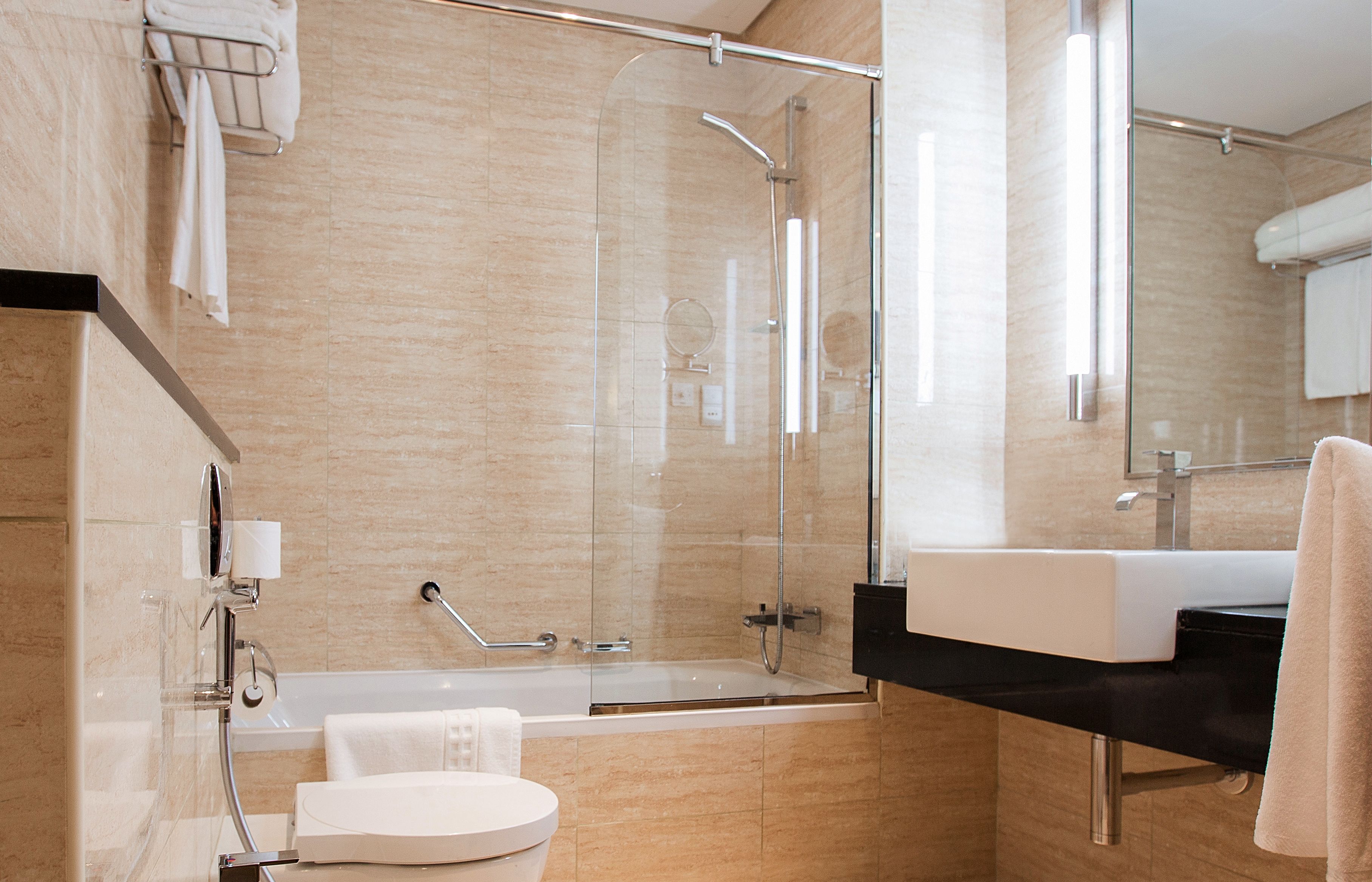 separate bathtub and shower, rainfall showerhead