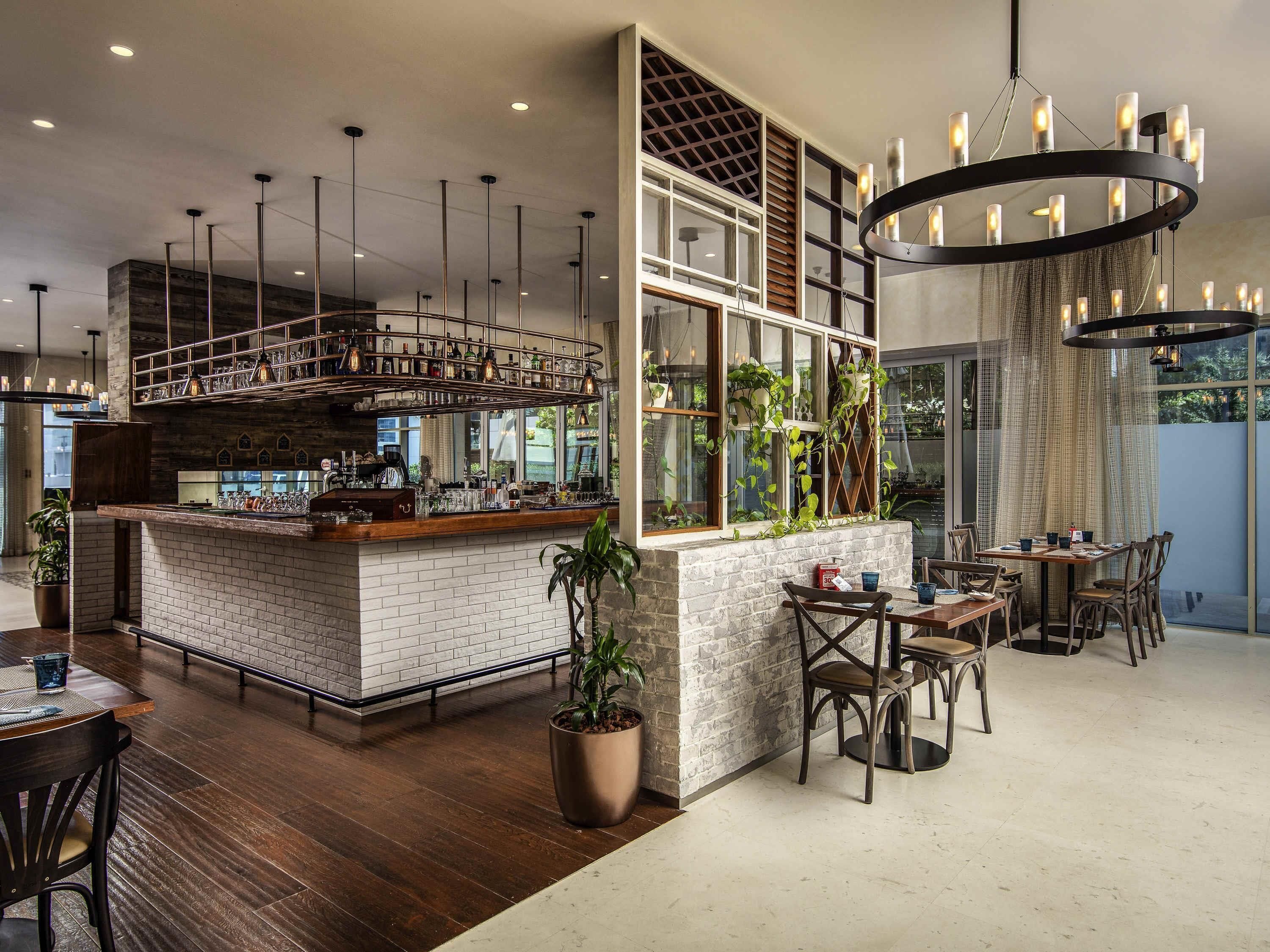 3 restaurants, breakfast, lunch, dinner served; international cuisine