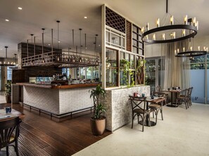 3 restaurants, breakfast, lunch, dinner served; international cuisine