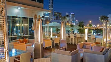 2 bars/lounges, tapasbar