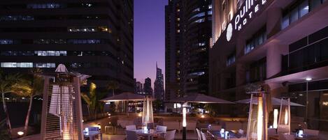 3 restaurants, breakfast, lunch, dinner served; international cuisine