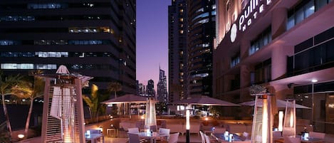 3 restaurants, breakfast, lunch, dinner served; international cuisine