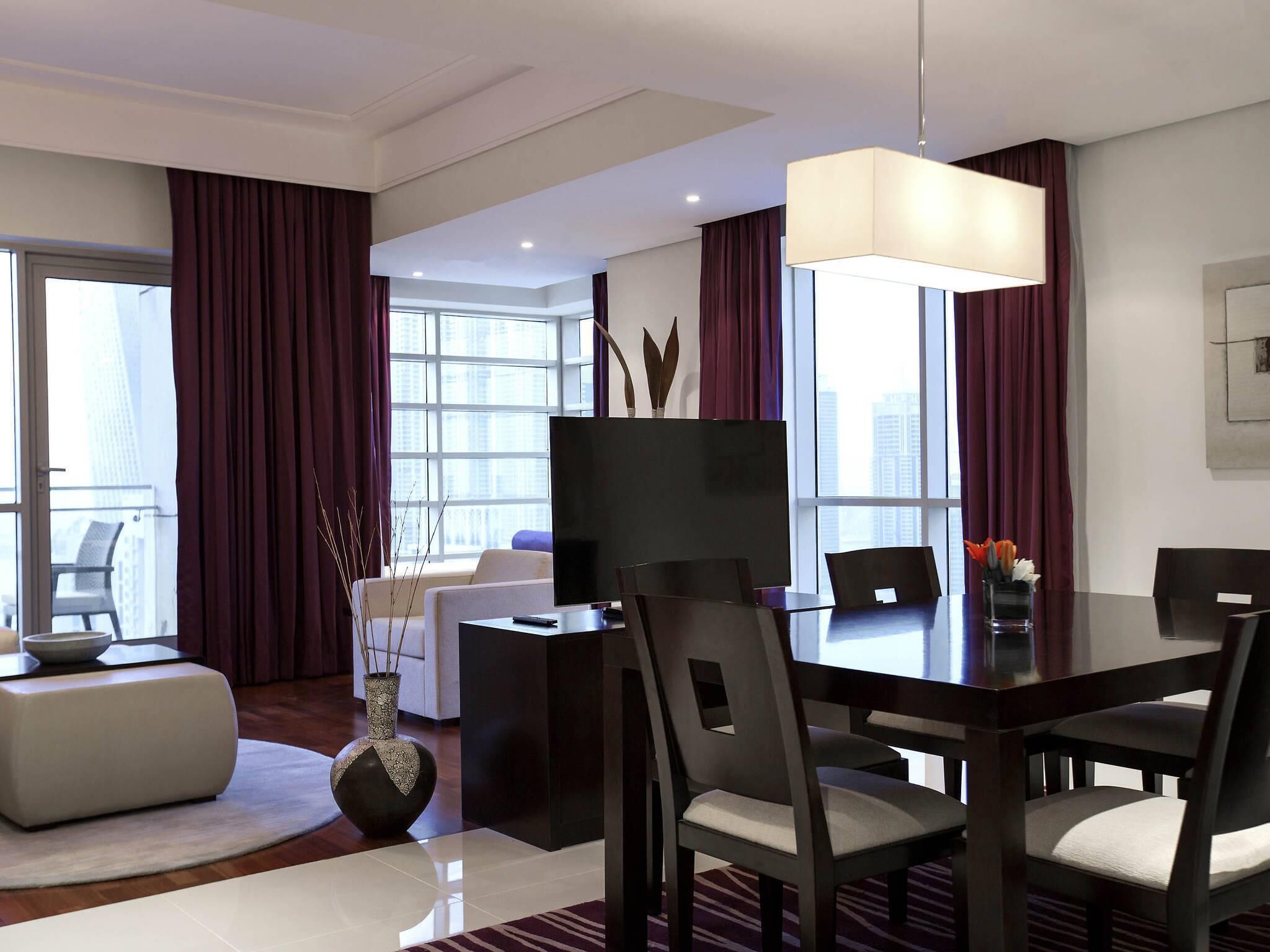 Suite ejecutiva, 3 habitaciones, con acceso al salón lounge del club, torre | Ropa de cama de alta calidad, camas con pillow-top y minibar 