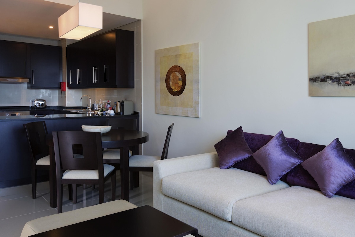 Seprai premium, bantalan ekstra lembut, minibar, dan brankas