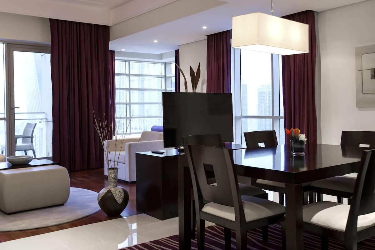 Phòng Suite Executive, 3 phòng ngủ, quyền sử dụng Club Lounge, cao tầng | Bộ đồ giường cao cấp, nệm có lớp đệm bông, minibar
