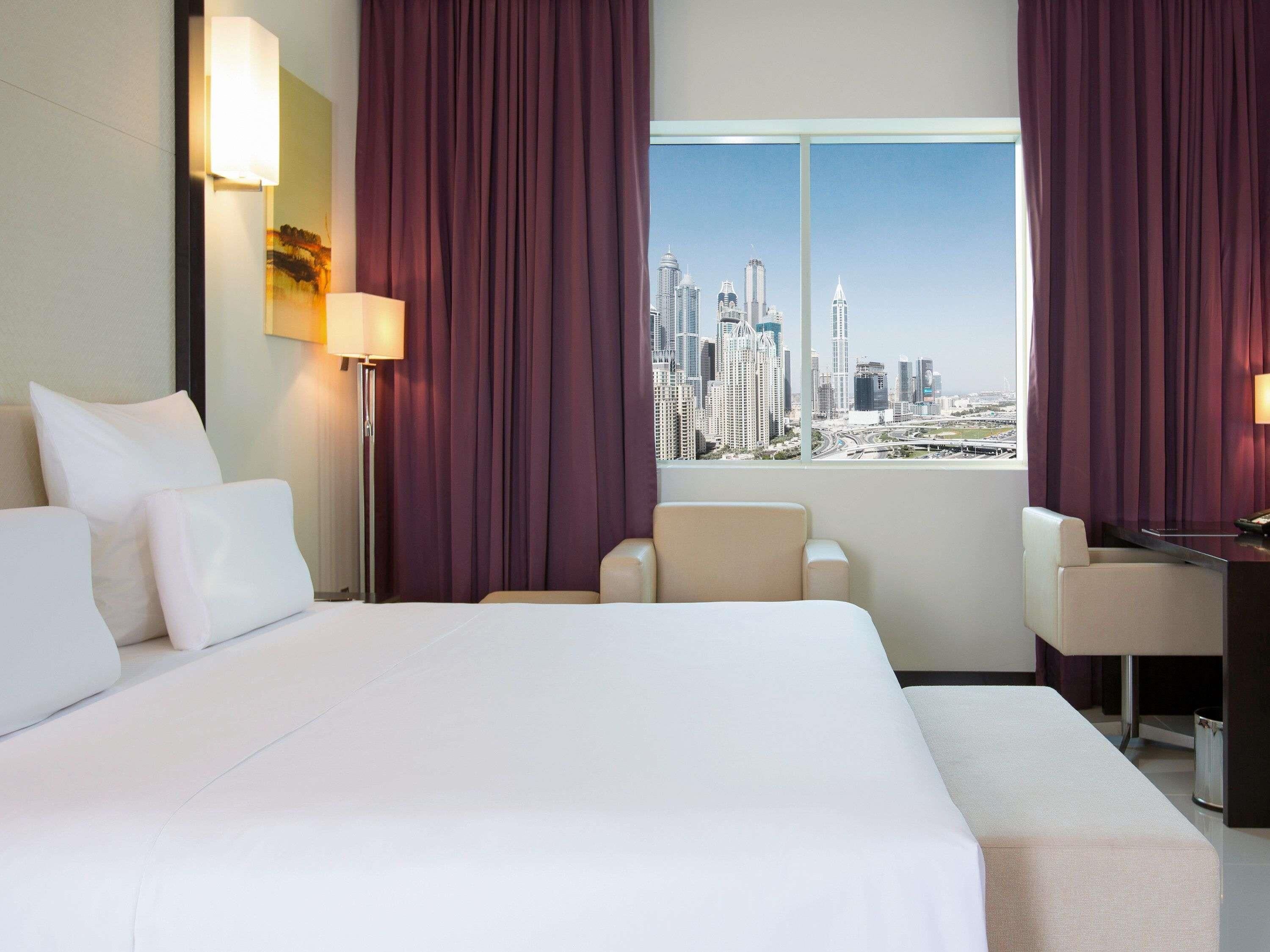 Ropa de cama de alta calidad, colchones con pillow-top y minibar 