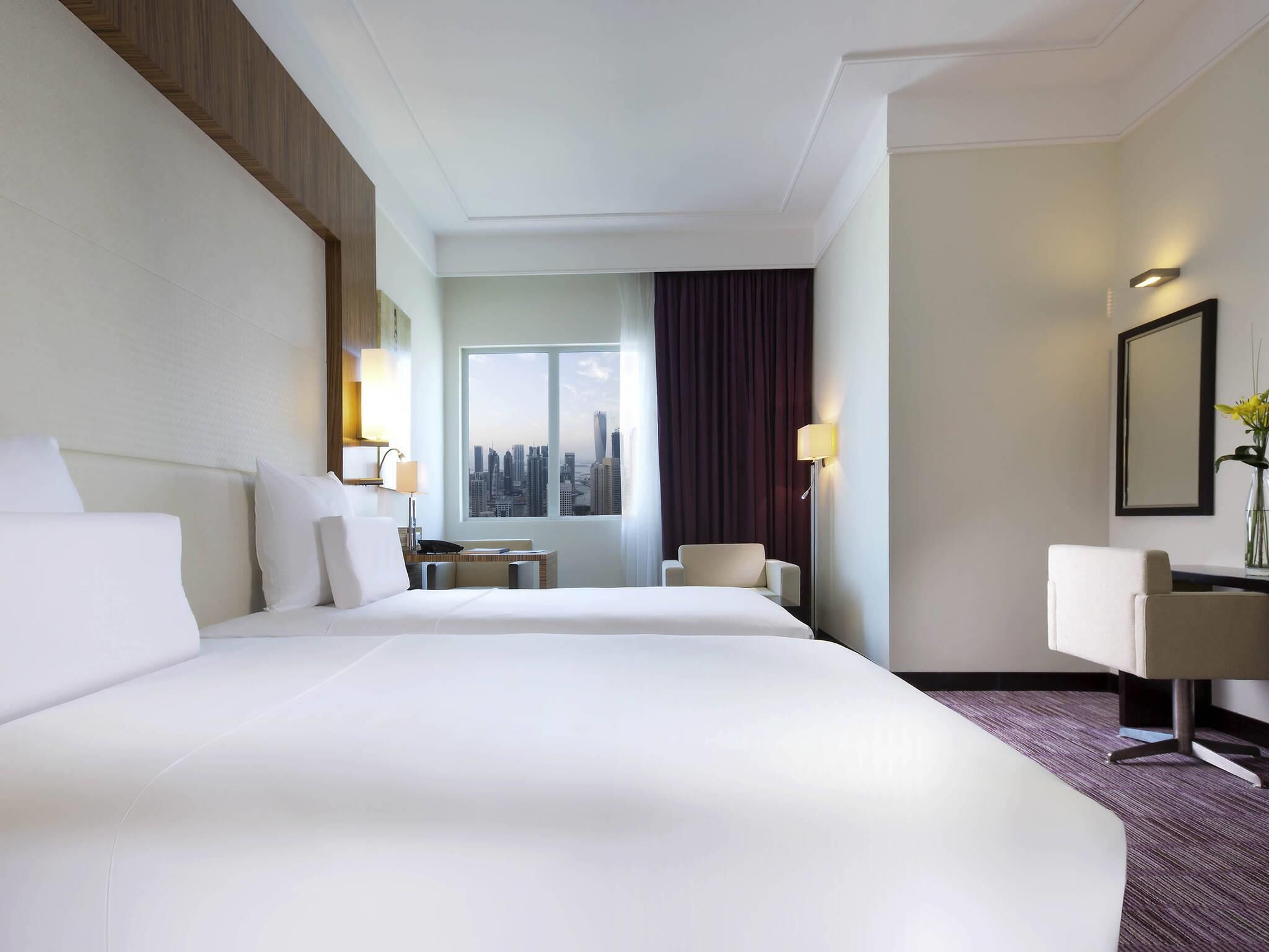 Bộ đồ giường cao cấp, nệm có lớp đệm bông, minibar 