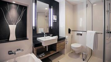 Badkar och dusch, regndusch, miljövänliga toalettartiklar och hårtork