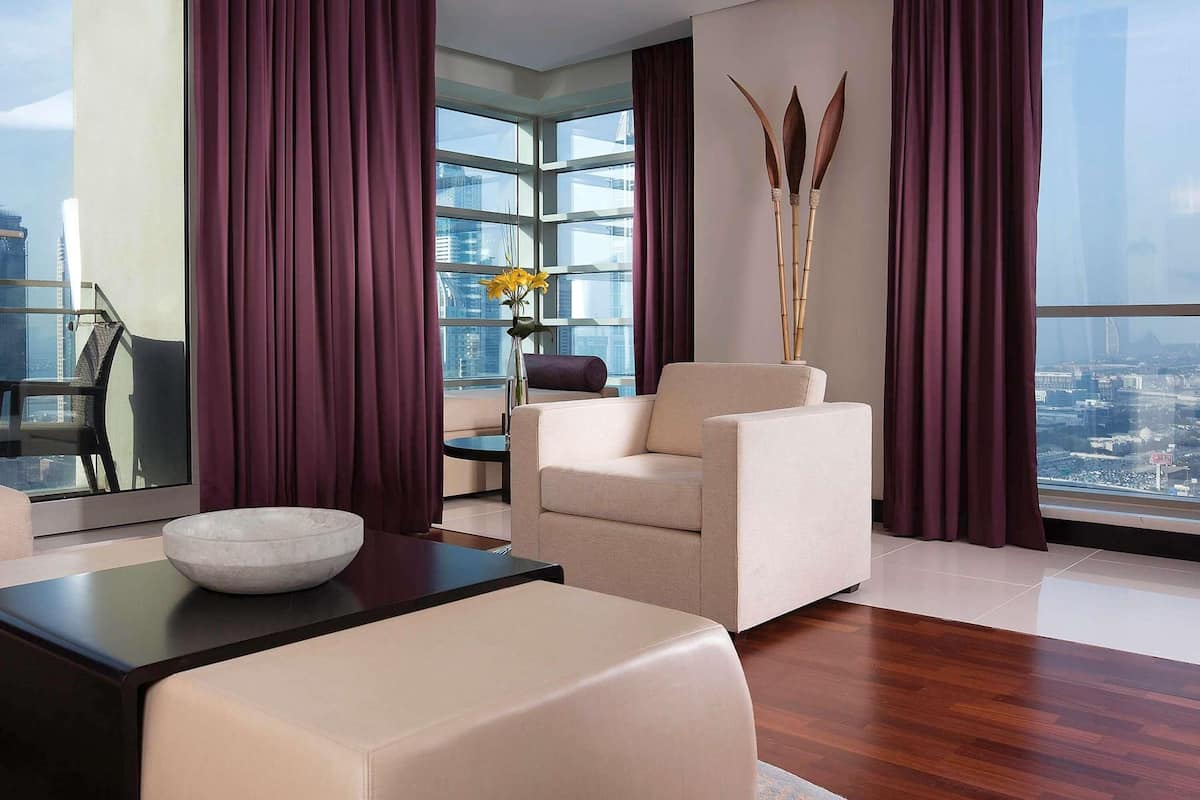 Ropa de cama de alta calidad, colchones con pillow-top y minibar