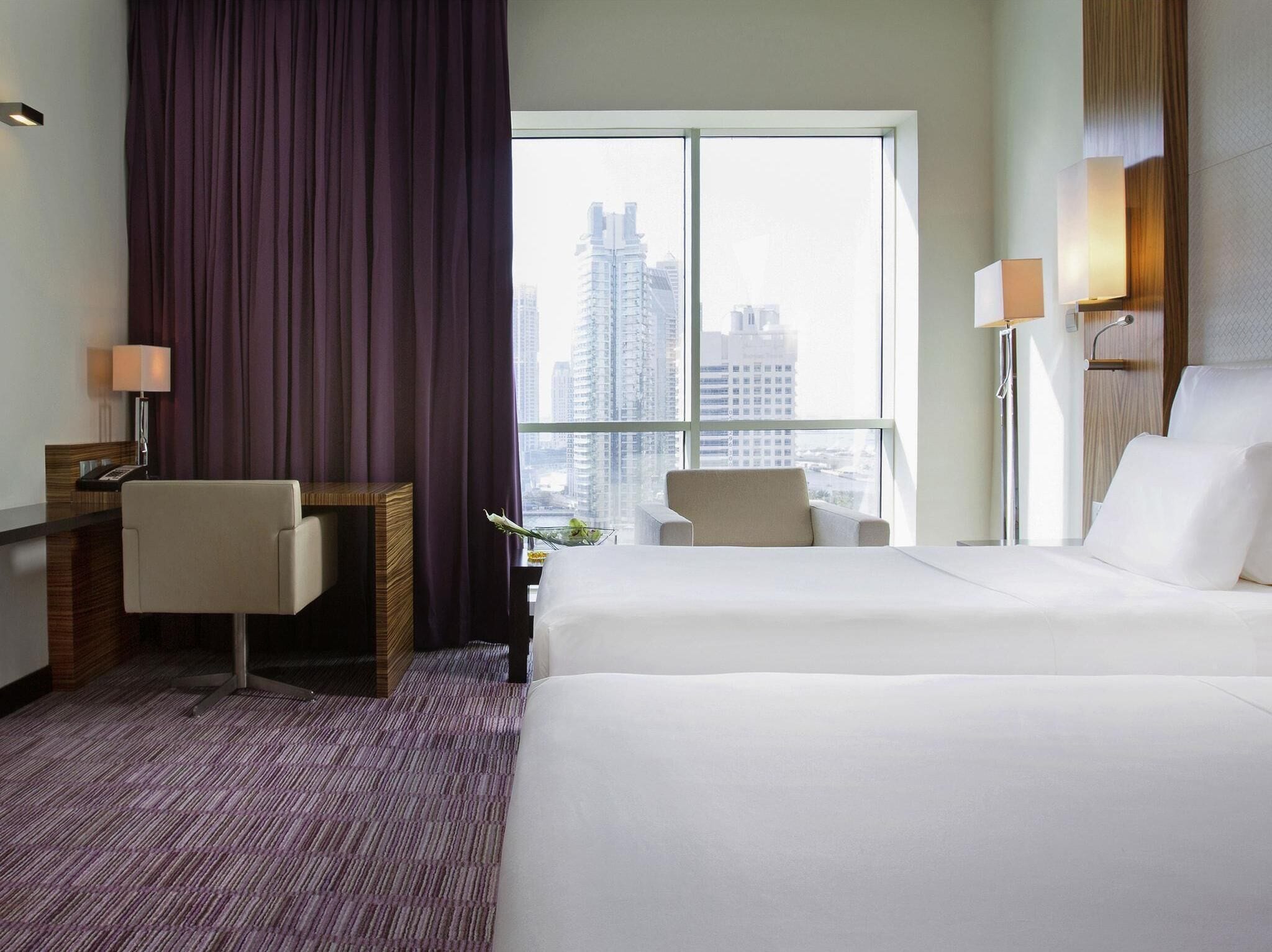 Ropa de cama de alta calidad, camas con pillow-top y minibar 