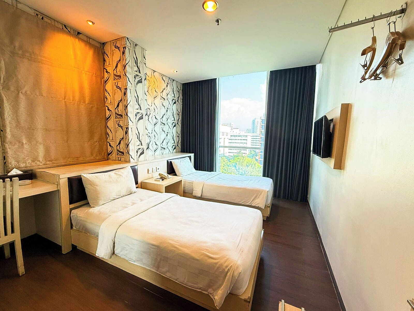 Kahden hengen deluxe-huone (kaksi sänkyä), kaupunkinäköala | Tallelokero huoneessa, ilmainen Wi-Fi, vuodevaatteet